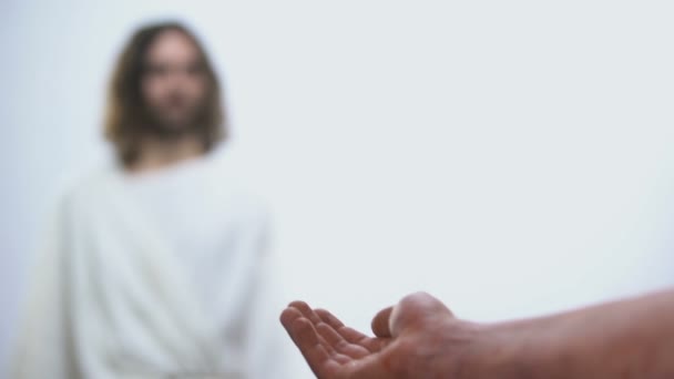 Рука з висипом тримаючись Богу, хвора людина молиться за здоров'я, зцілення — стокове відео