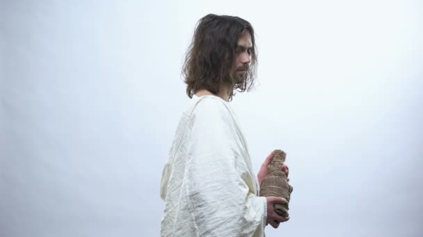 Gott im weißen Gewand mit Weinflasche, Eucharistie in der katholischen Kirche, Kommunion — Stockvideo