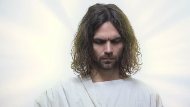 Upprörd Gud i vit mantel söker mänskligheten från himlen, förlåtelse för synder — Stockvideo