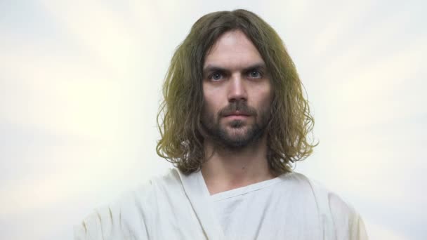 Ο Ιησούς κοιτάζει στην κάμερα με αγάπη, αντίληψη του Θεού έλεος και συγχώρεση, κοντινό πλάνο — Αρχείο Βίντεο