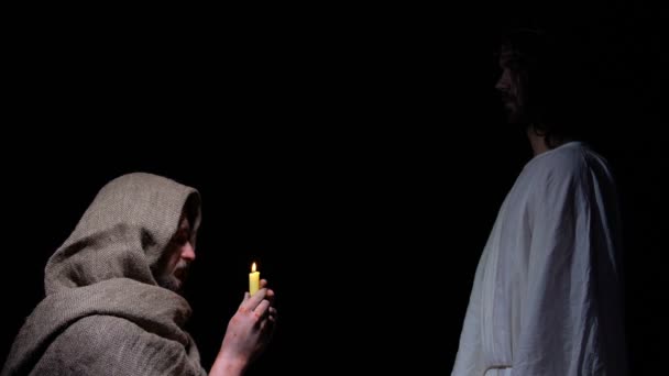 Jesus verkar fattig gammal man som ber med ljus, frälsning av rättfärdig själ — Stockvideo