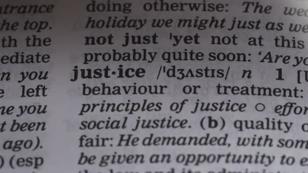 Definición de justicia en el diccionario inglés, relaciones justas y lícitas entre personas — Vídeos de Stock