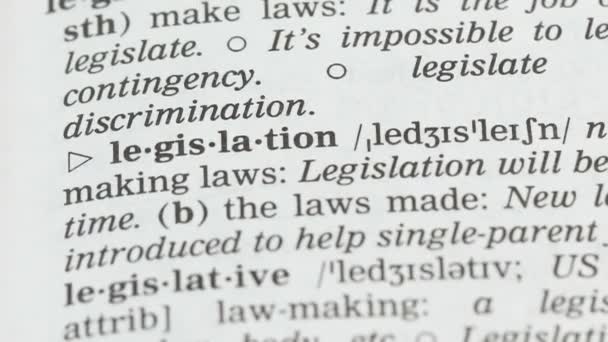 Legislación, página de vocabulario inglés abierto, elaboración y obediencia de leyes, política — Vídeos de Stock