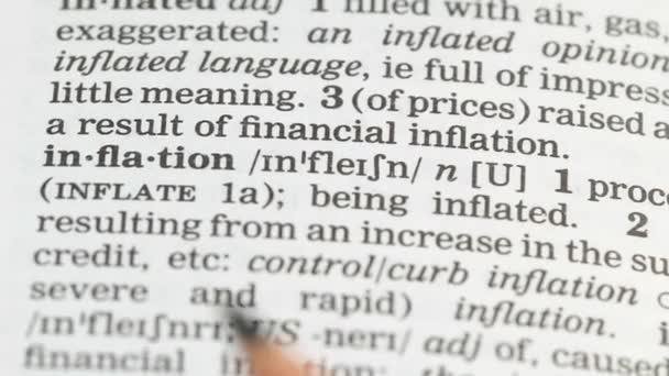Inflation, penna pekar ord i engelska ordförråd, budget minskande, skuld — Stockvideo