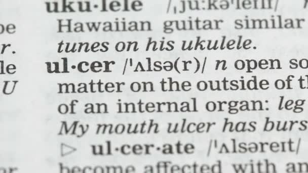 Palabra de úlcera en la página de vocabulario en inglés, prevención del cáncer y atención médica — Vídeo de stock