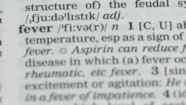 Визначення слова лихоманки на сторінці англійського словника, вакцинація від епідемій — стокове відео