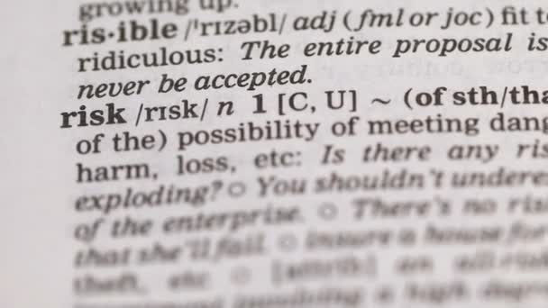 Риск, карандашное указание слова в английском словаре, возможность потери активов — стоковое видео