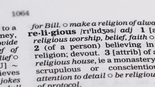 辞書の宗教的な言葉、神を崇拝、教会や信仰への献身 — ストック動画