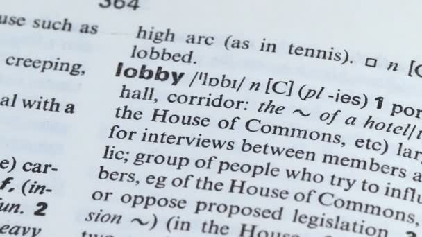 Lobby, matita che indica la parola nel vocabolario, usando il potere per promuovere gli interessi — Video Stock