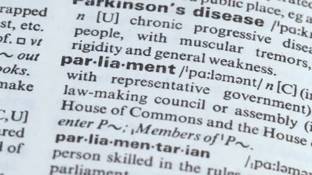 İngilizce sözlükte parlamento kelimesi, eyalet hükümetinde kanun yapma konseyi — Stok video