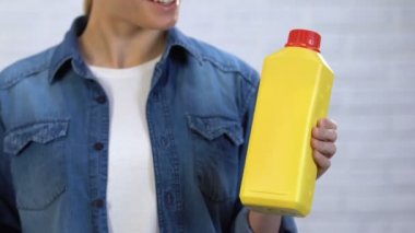 Ev hanımı, çevre dostu ev kimyasalları seçerek, deterjan için soda tercih