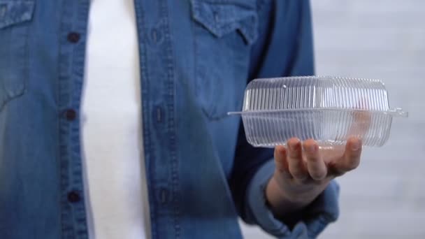 Femme préfère récipient réutilisable de plastique alimentaire à jetable, économie — Video