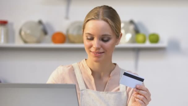 Улыбающаяся домохозяйка, платящая кредитной картой онлайн и получающая доставку продуктов — стоковое видео