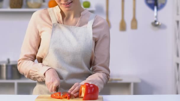 Mari attentionné apportant des verres de vin à la femme couper le poivre pour le dîner, se détendre — Video