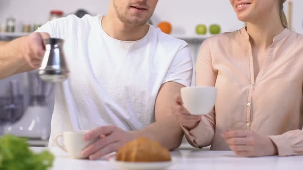 Esposa besando a su marido en la mejilla diciendo gracias por café fresco por la mañana — Vídeo de stock