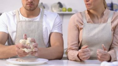 Genç bir çift para kazanmaya çalışırken başarısız oldu, yemek pişirme tecrübesi yok.