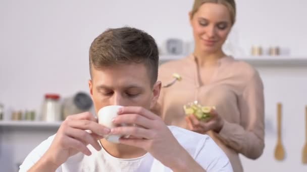 Bella ragazza che alimenta il suo bel fidanzato con macedonia di frutta mangiare sano — Video Stock