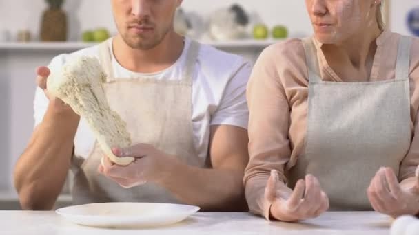 Hombre enojado mirando manchado en harina esposa, sosteniendo mala masa en las manos, el fracaso — Vídeos de Stock