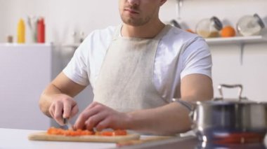 Aç adam pan kapağı açılış ve koku hissi, çürük ürünler, gdo