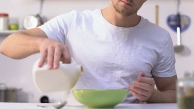 Bekar mısır gevreği, sağlıklı beslenme ile kase süt ekleyerek kahvaltı hazırlanıyor