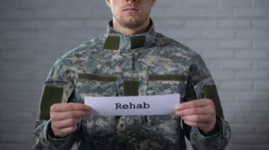 Rehabilitasyon kelime erkek asker, askeri bozukluk, sağlık elinde imzayı yazılmış