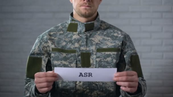 Asr auf Schild in den Händen des Soldaten geschrieben, akute Stressreaktion, Gesundheitsproblem — Stockvideo