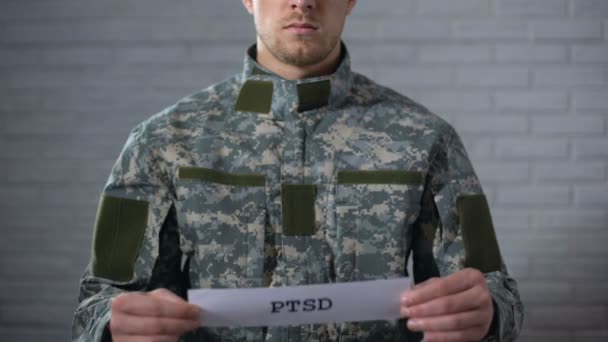 PTSS geschreven op teken in handen van mannelijke soldaat, posttraumatische stoornis, gezondheid — Stockvideo
