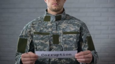 Yolsuzluk kelime erkek asker, savunma sektörü suç elinde oturum üzerine yazılmış