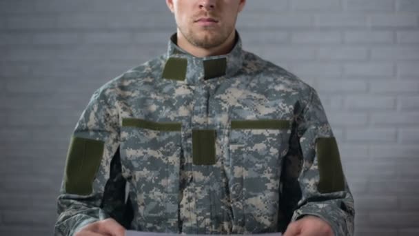 Therapie woord geschreven op teken in handen van mannelijke soldaat, medische hulp — Stockvideo