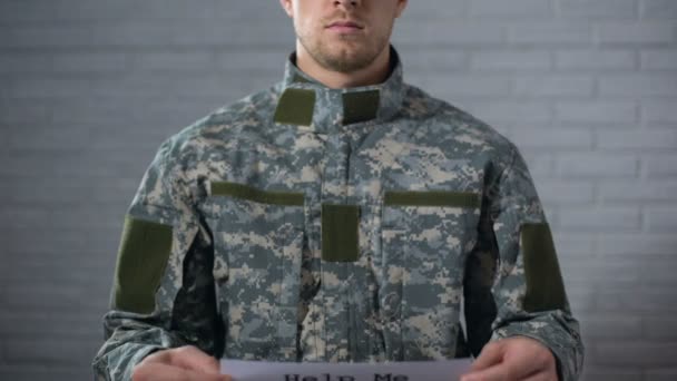 Help me woord geschreven op teken in handen van mannelijke soldaat, medische hulp — Stockvideo
