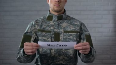 Savaş kelime erkek asker, askeri çatışma elinde imzayı yazılı