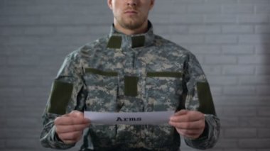 Arms kelime erkek asker, silah cephanelik, sanayi elinde işaret yazılı
