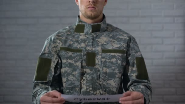 Palabra de guerra cibernética escrita en el signo en manos de soldado masculino, seguridad de la información — Vídeos de Stock