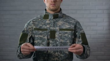 Demobilization kelime erkek asker, dönem sonu elinde işaret yazılı