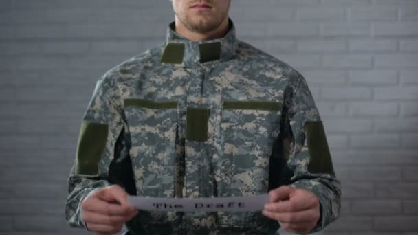 Het ontwerp geschreven op teken in soldaat handen, verplichte militaire dienst, plicht — Stockvideo