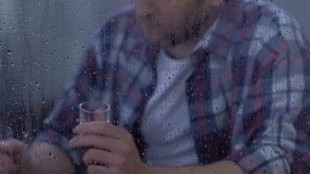 Beznadějný muž středního věku popíjet vodku trpící depresí, závislost na alkoholu — Stock video