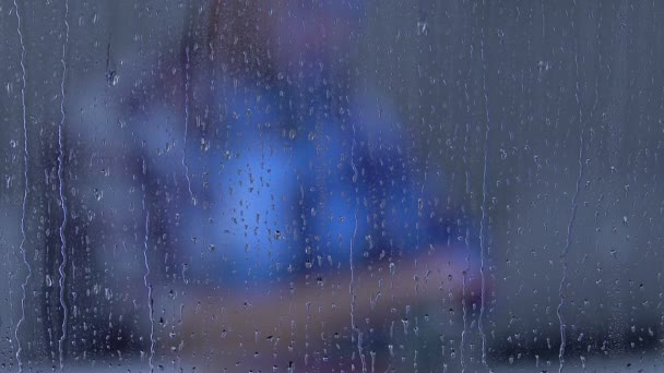 Desarrollador freelance masculino pensativo que trabaja en el ordenador portátil en casa detrás de la ventana lluviosa — Vídeos de Stock