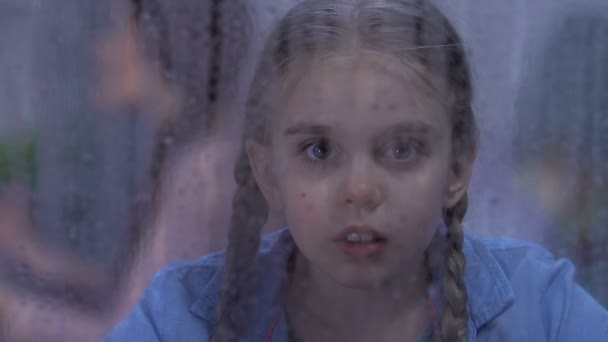 Menina chorando enquanto os pais brigam, vítima de mau comportamento familiar, falta de amor — Vídeo de Stock