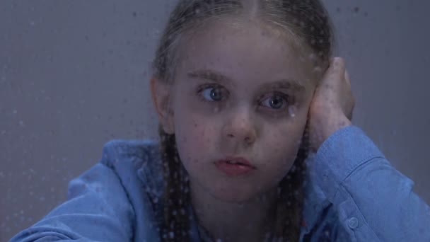 Chica mirando gotas de lluvia en la ventana, adicta madre solitaria bebiendo vodka — Vídeos de Stock