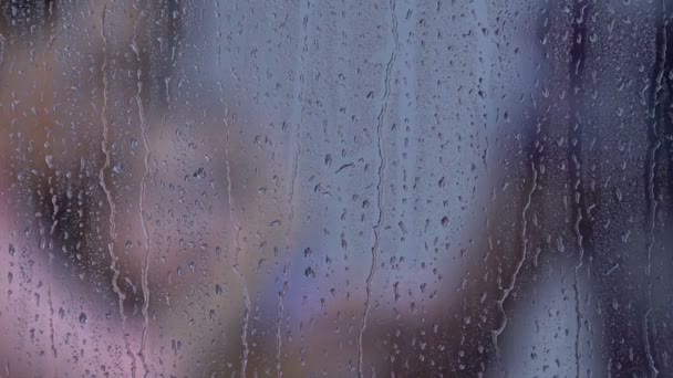 Padre agresivo gritando a la esposa y la hija detrás de la ventana lluviosa, abuso — Vídeos de Stock