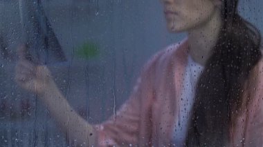 Umutsuz hasta kadın yağmurlu pencere yakınında akciğerler x-ray bakarak, Tüberküloz acı