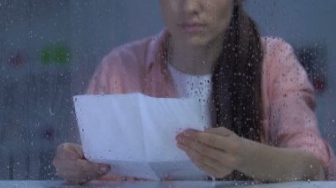 Mutsuz bayan mahkeme uyarı mektubu okuma, borçları hakkında kötü haber alma, stres