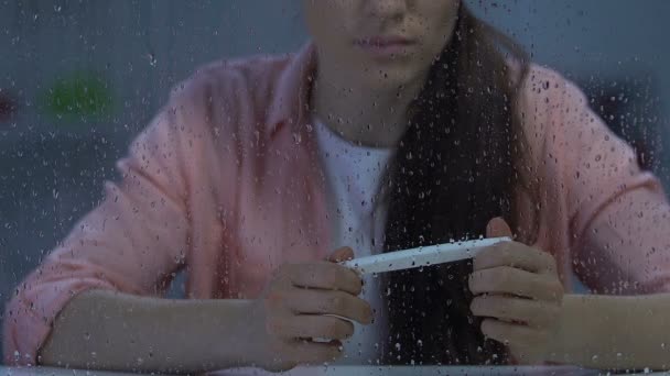 不幸な中年女性が否定的な妊娠検査、不妊の問題を抱えている — ストック動画