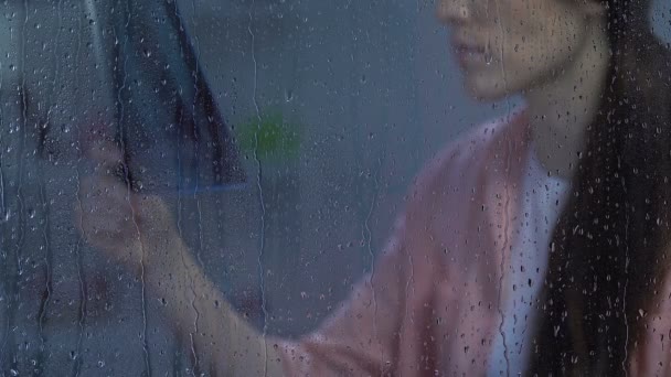 雨の窓の近くで肺X線を見て孤独な絶望的な病気の女性、癌の段階 — ストック動画