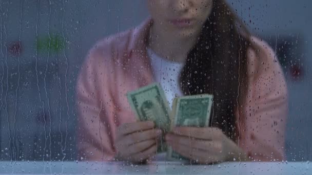 Olyckliga arbetslösa medelålders kvinna som innehar dollarn kontanter, brist på pengar, fattigdom — Stockvideo