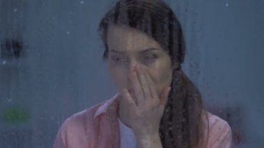 Depresif bayan boşanma sonrası depresyon acı yağmurlu pencere arkasında ağlıyor