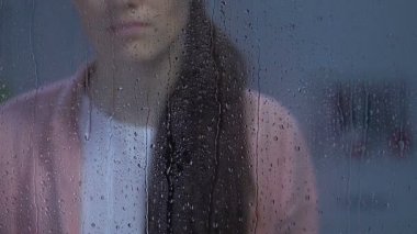 Koca eşi omzuna el koyarak, rahatlatıcı mutsuz bayan, aile desteği