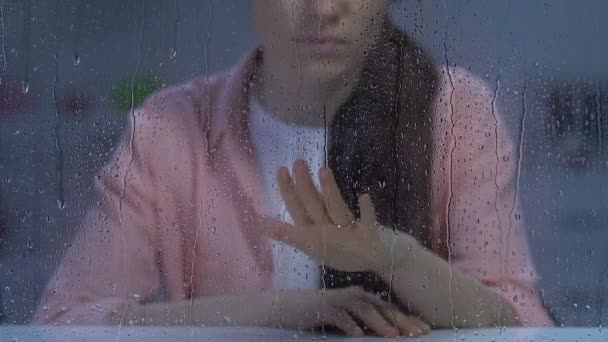 Грустная леди снимает обручальное кольцо, смотрит на дождливое окно, разрывает отношения — стоковое видео