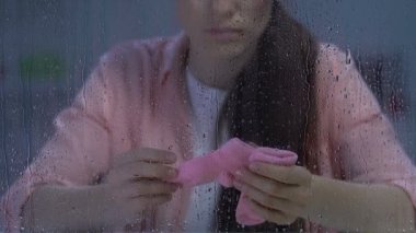 Küçük pembe çorap tutan yaralı yanak ile Depresif kadın, aile içi şiddet