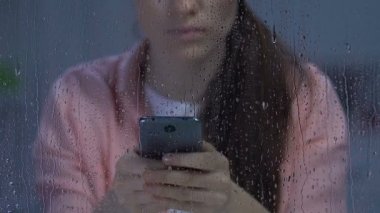 Akıllı telefonu tutan kadın aile içi şiddet kurbanı, acil durum hattını arıyor, yardım